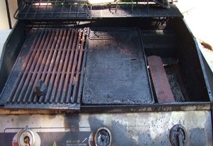 Griglia barbecue: come pulirla al meglio